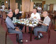 何時ものように楽しい昼食です。（左から佐藤、遠藤、村松、越智）
