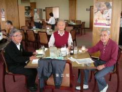 ３組目の楽しい昼食です（左から、佐藤、大谷、三澤）