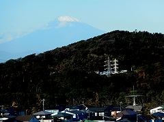 まだ冠雪の少ない富士山