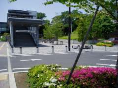 ＪＲ佐野駅北口は城山公園の一角を整備し、市民の憩いの場となっている。