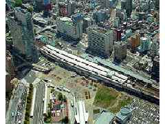 空から見た桜木町駅（2005年4月撮影）