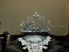 ボツワナ共和国ダイヤの王冠とネックレス