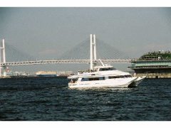 横浜港遊覧船と大桟橋