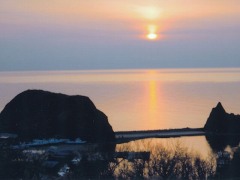 ホテルの窓からのオホーツク海に沈む夕陽